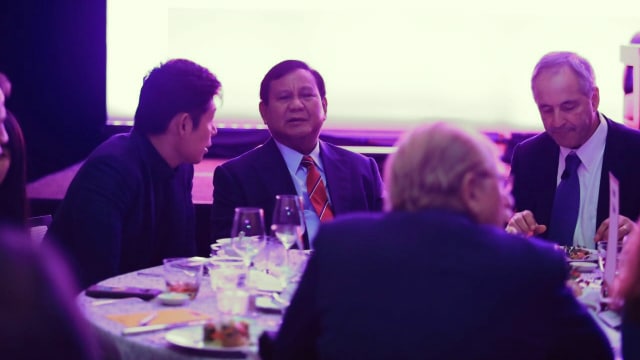 Prabowo (dua kanan) berbincang dengan Anthony Tan (kiri) Founder and Group CEO Grab South East Asia. (Foto: Dok. Tim media Prabowo)