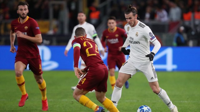 Bale coba melewati Florenzi. (Foto: REUTERS/Tony Gentile)