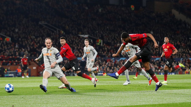Marcus Rashford melepas tembakan dalam laga United vs Young Boys. (Foto:  Reuters/Carl Recine)