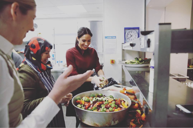 Meghan Markle memasak bersama Hubb Community Kitchen (Foto: Instagram @chefclaresmyth)
