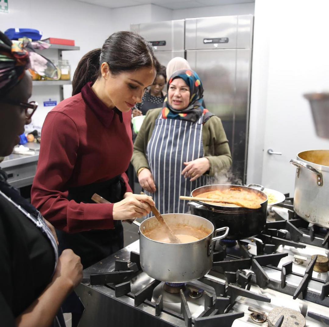 Meghan Markle memasak bersama Hubb Community Kitchen (Foto: Instagram @kensingtonpallace)