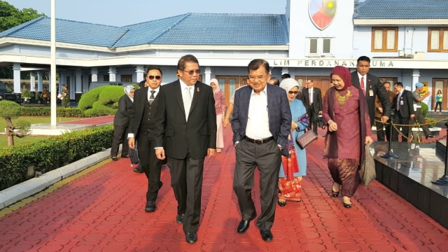 Wakil Presiden Jusuf Kalla (kanan) berbincang dengan Menkominfo Rudiantara sebelum berangkat ke Argentina. (Foto: Dok. Setwapres)