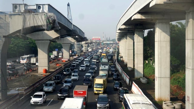 Suasana jalan Tol Jakarta-Cikampek yang macet karena proses pembangunan jalur LRT. Foto: Iqbal Firdaus/kumparan