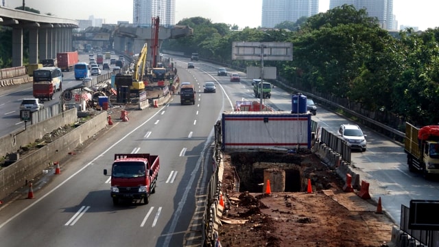 Suasana pembangunan jalur LRT (Light Rail Transit) Jabodebek di Tol Jakarta-Cikampek, Bekasi, Jawa Barat. (Foto: Iqbal Firdaus/kumparan)