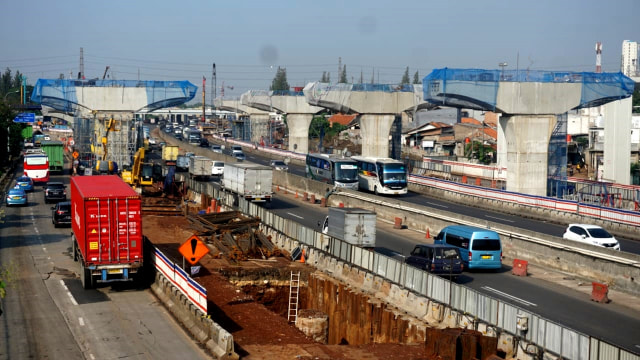 Suasana pembangunan jalur LRT (Light Rail Transit) Jabodebek di Tol Jakarta-Cikampek, Bekasi, Jawa Barat. Foto: Iqbal Firdaus/kumparan