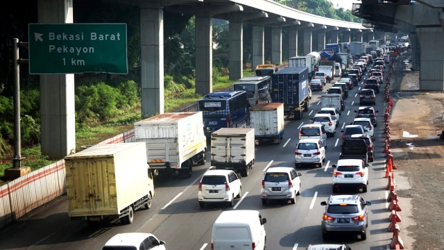 Kepadatan kendaraan di jalan Tol Jakarta-Cikampek. Foto: Iqbal Firdaus/kumparan