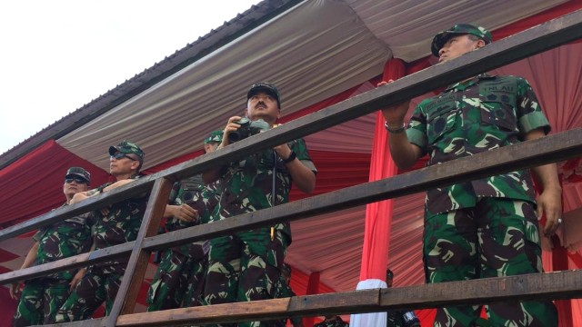 Panglima TNI, Marsekal Hadi Tjahjanto (kedua dari kanan) beserta KSAU, KSAD, dan KSAL di pos tinjau pusat latihan Marinir Situbondo. (Foto: Andreas Ricky Febrian/kumparan)