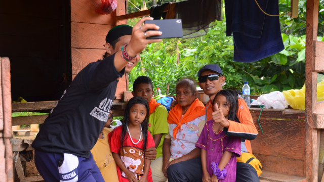 Edukasi untuk masyarakat Polahi di Gorontalo. (Foto: Dok. Sutriyono Pulubuhu)
