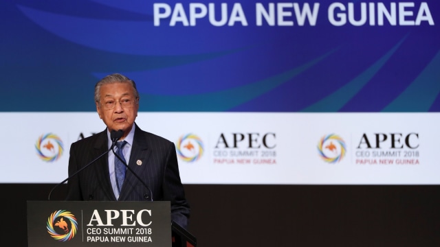 Perdana Menteri Malaysia, Mahathir Mohammad, pidato di APEC CEO Summit 2018, Papua Nugini. (Foto: Pool via REUTERS/Fazry Ismail)