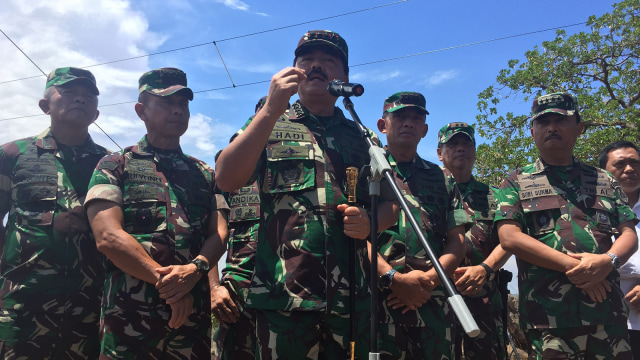 Panglima TNI Hadi Tjahjanto (kedua dari kiri) usai meninjau Latihan Gabungan Tembakan Bantuan TNI 2018. (Foto: Reki Febriann/kumparan)