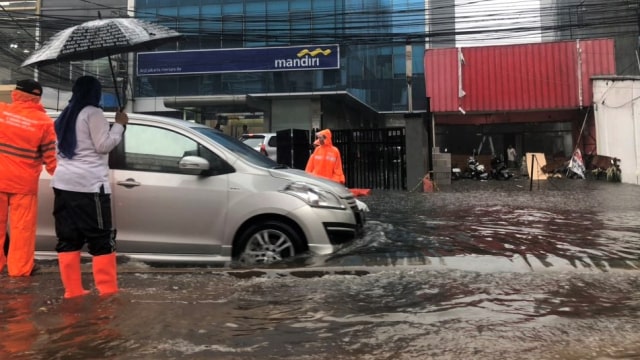 Suasana banjir di Jalan Fatmawati, Kel. Cipete Selatan, Kec. Cilandak, Jakarta Selatan Foto: Twitter/@BPBDJakarta