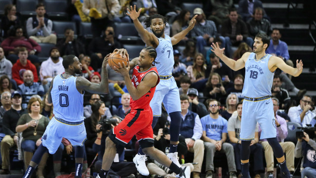 Kawhi Leonard di laga Memphis Grizzlies vs Toronto Raptors. (Foto: Nelson Chenault-USA TODAY Sports/REUTERS)