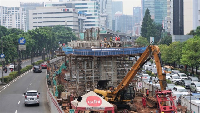 Pekerja menyelsaikan pembangunan jalur Light Rail Transit (LRT) Jabodetabek di kawasan Rasuna Said, Jakarta, Rabu (28/11).  (Foto: Fanny Kusumawardhani/kumparan)