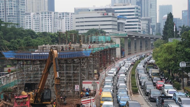 Pekerja menyelsaikan pembangunan jalur Light Rail Transit (LRT) Jabodetabek. (Foto: Fanny Kusumawardhani/kumparan)