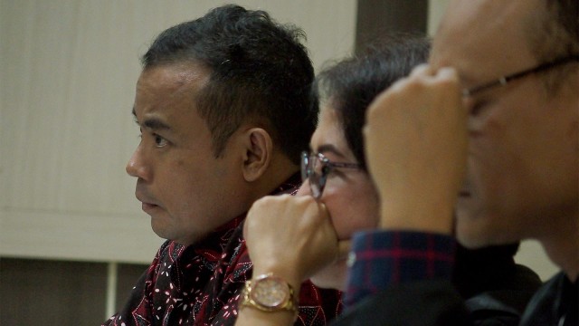 Terdakwa kasus suap sejumlah proyek Bupati Nonaktif Purbalingga Tasdi (kiri) bersama penasehat hukumnya saat menjalani sidang di Tipikor Semarang. (Foto: ANTARA FOTO/R. Rekotomo)