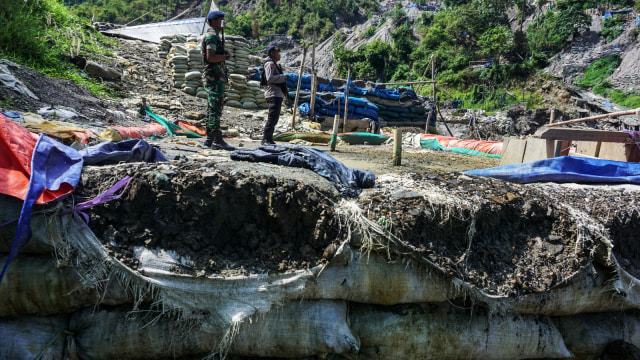 Personel kepolisian dan TNI berjaga di tempat penambangan emas ilegal yang ditutup di Gunung Botak, Pulau Buru, Maluku, Rabu (28/11/2018).  (Foto: ANTARA FOTO/Rivan Awal Lingga)