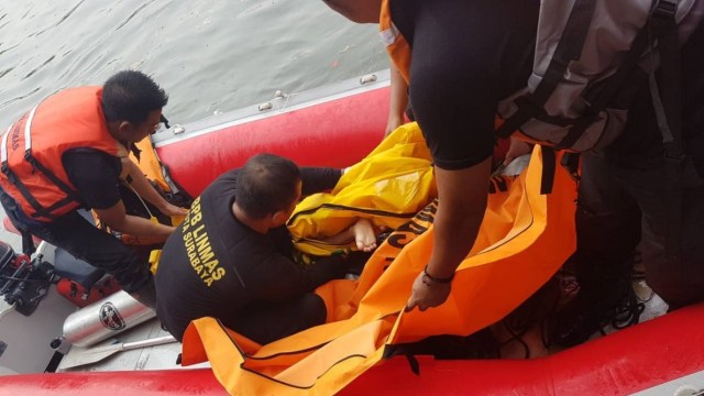 Evakuasi jenazah seorang anak yang tenggelam di Sungai Rolak Gunungsari, Surabaya. (Foto: Istimewa)
