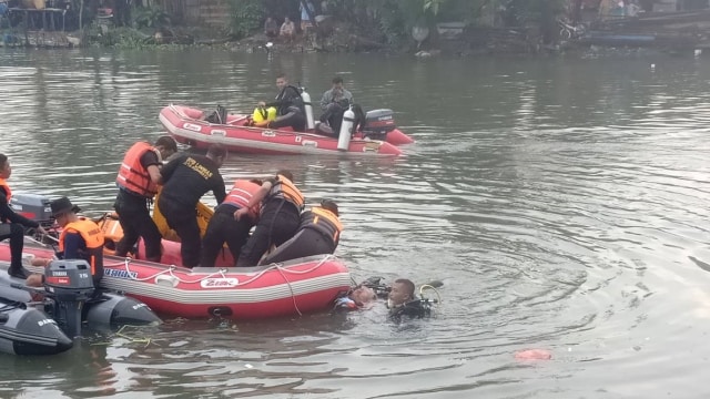 Proses evakuasi jenazah seorang anak yang tenggelam di Sungai Rolak Gunungsari, Surabaya. (Foto: Istimewa)
