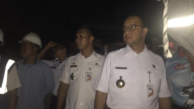 Gubernur DKI Jakarta Anies Baswedan meninjau wilayah terdampak rob di Jakarta Utara. (Foto: Moh Fajri/kumparan)