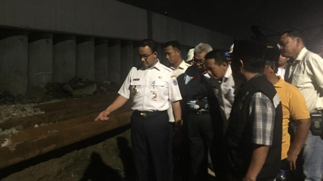 Gubernur DKI Jakarta Anies Baswedan meninjau wilayah terdampak rob di Jakarta Utara. (Foto: Moh Fajri/kumparan)