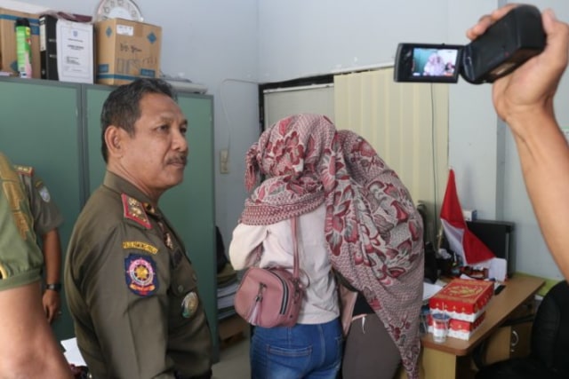 Dua pelaku prostitusi online RN dan R yang diciduk Satpol PP Kabupaten Banjar di Kota Martapura, Rabu (28/11). (Foto: Satpol PP Banjar)