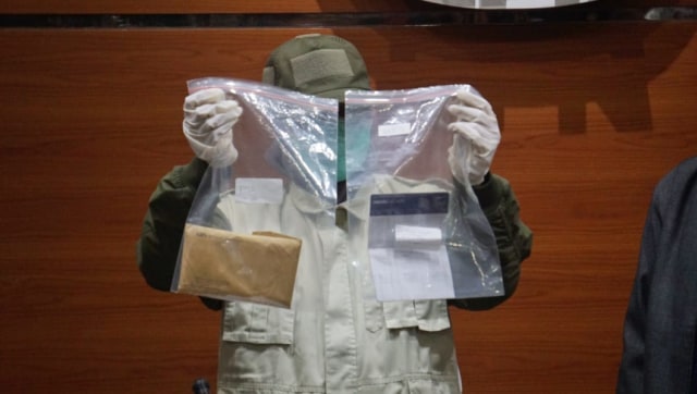 Petugas KPK memperlihatkan barang bukti hasil Operasi Tangkap Tangan (OTT)  hakim PN Jaksel (Foto: Irfan Adi Saputra/kumparan)