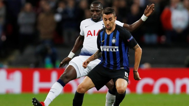 Gelandang Tottenham Hotspur, Moussa Sissoko, menjaga pemain Inter Milan, Matias Vecino. (Foto: Reuters/Paul Childs)