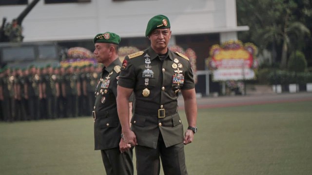 Jenderal TNI Mulyono (kiri) kepada Jenderal TNI Andika Perkasa (kanan). (Foto: Jamal Ramadhan/kumparan)
