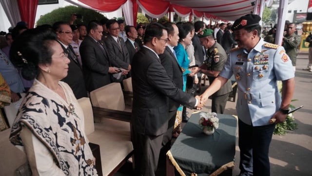 Panglima TNI Marsekal Hadi Tjahjanto berjabat tangan dengan tamu undangan di acara Serah Terima Jabatan Kepala Staf TNI Angkatan Darat. (Foto: Jamal Ramadhan/kumparan)