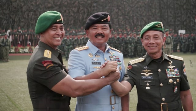 (kiri-kanan) Jenderal TNI Andika Perkasa, Panglima TNI Marsekal Hadi Tjahjanto dan Jenderal TNI Mulyono saling berjabat tangan. (Foto: Jamal Ramadhan/kumparan)