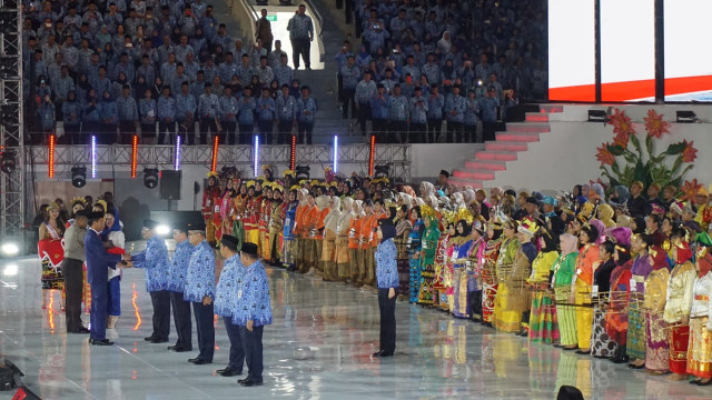 Presiden Joko Widodo memberikan penghargaan kepada anggota Korpri yang berprestasi. (Foto: Yudhistira Amran Saleh/kumparan)