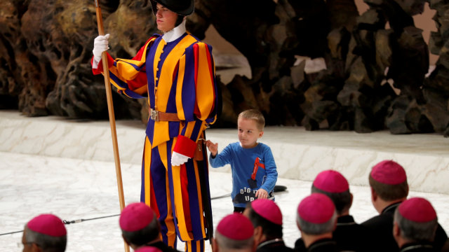 Seorang anak mengganggu ceramah Paus Fransiskus di ruang Paulus VI di Vatikan. (Foto: REUTERS/Max Rossi)