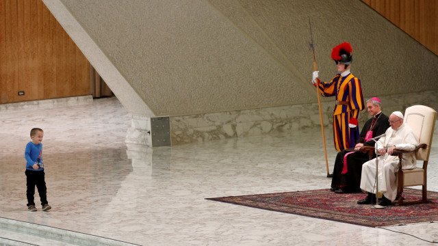 Seorang anak mengganggu ceramah Paus Fransiskus di ruang Paulus VI di Vatikan. (Foto: REUTERS/Max Rossi)