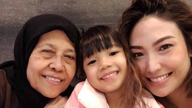 Ayu Dewi bersama ibu dan putrinya (Foto: Instagram @mrsayudewi)