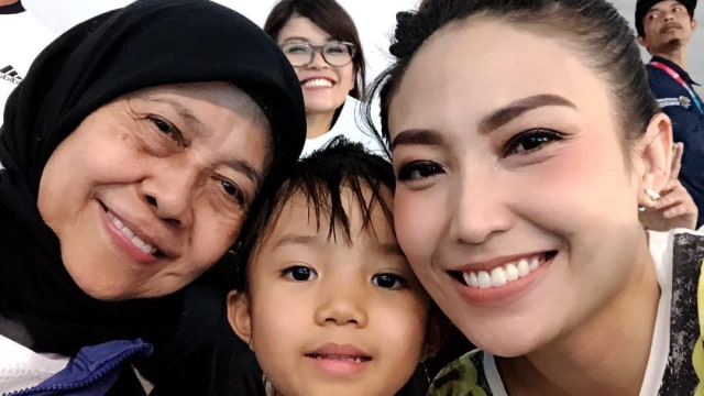 Ayu Dewi dengan ibu dan putrinya (Foto: Instagram @mrsayudewi)