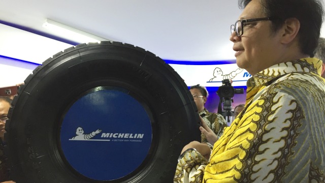 Menteri Perindustrian Airlangga Hartarto resmikan pabrik karet sintetis PT Synthetic Rubber Indonesia. (Foto: Elsa Toruan/kumparan)
