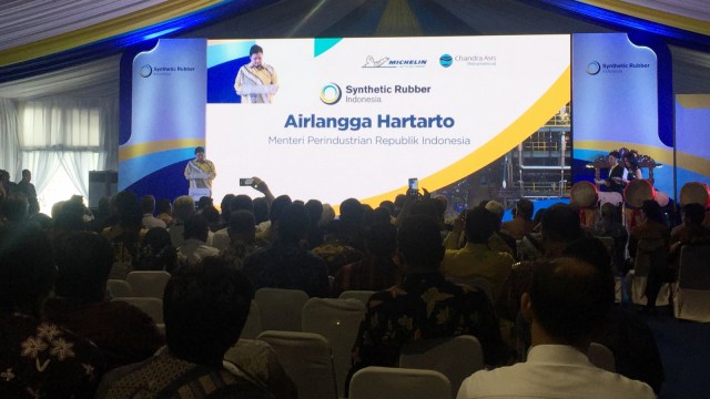 Menteri Perindustrian Airlangga Hartarto berikan sambutan saat peresmian pabrik karet sintetis PT Synthetic Rubber Indonesia. (Foto: Elsa Toruan/kumparan)