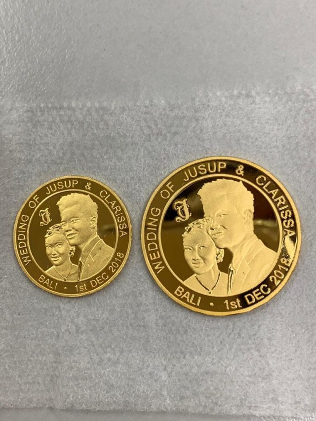 Koin emas murni seberat 5 gram menjadi suvenir pernikahan Jusup Maruta dan Clarissa.  (Foto: Instagram/@jusupclarissawedd)