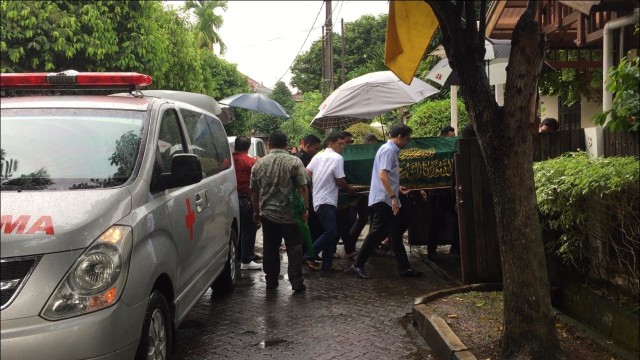Jenazah ibunda Ayu Dewi tiba di rumah duka (Foto: Giovanni/kumparan)