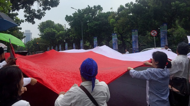 Massa Gerakan Jaga Indonesia melakukan demonstrasi dan membentangkan bendera merah putih di depan Balai Kota. (Foto: Moh Fajri/kumparan)