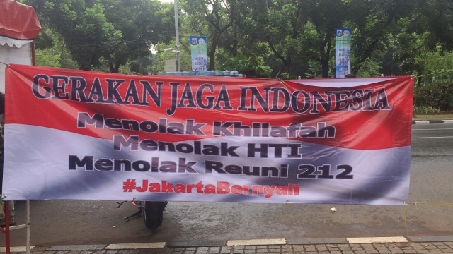 Spanduk massa Gerakan Jaga Indonesia yang melakukan demonstrasi di depan Balai Kota. (Foto: Moh Fajri/kumparan)