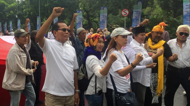 Massa Gerakan Jaga Indonesia melakukan demonstrasi di depan Balai Kota. (Foto: Moh Fajri/kumparan)