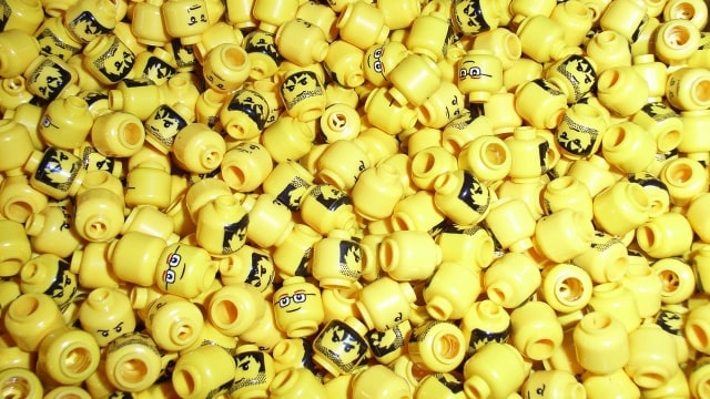 Mainan Lego berbentuk miniatur kepala. (Foto: diogenes_3 via pixabay)