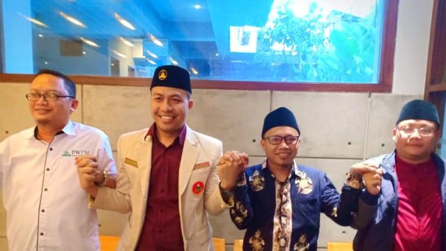 Ketua Pemuda Muhammadiyah terpilih, Sunanto (kedua dari kanan) bersama Sukron (ketiga dari kanan). (Foto: Dok. Istimewa)