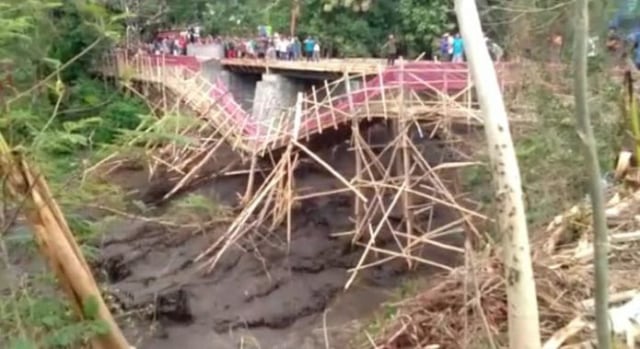 Lereng Bromo Diguyur Hujan, Jembatan Penghubung 2 Desa Ambrol