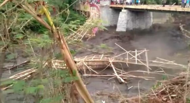 Lereng Bromo Diguyur Hujan, Jembatan Penghubung 2 Desa Ambrol (1)
