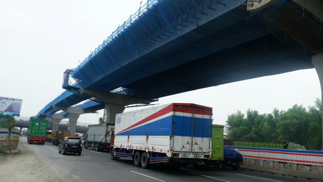 Sejumlah kendaraan melintasi proyek pembangunan Tol Jakarta-Cikampek II elevated. Foto: Resya Firmansyah/kumparan
