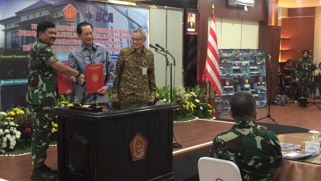 Panglima TNI, Hadi Tjahjanto (kiri), dalam acara penandatanganan serah terima hasil rehab Bangunan dari BCA kepada TNI, di Markas Komando Armada 1. (Foto: Reki Febrian/kumparan)