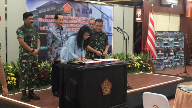 Acara penandatanganan serah terima hasil rehab Bangunan dari BCA kepada TNI, di Markas Komando Armada 1. (Foto: Reki Febrian/kumparan)