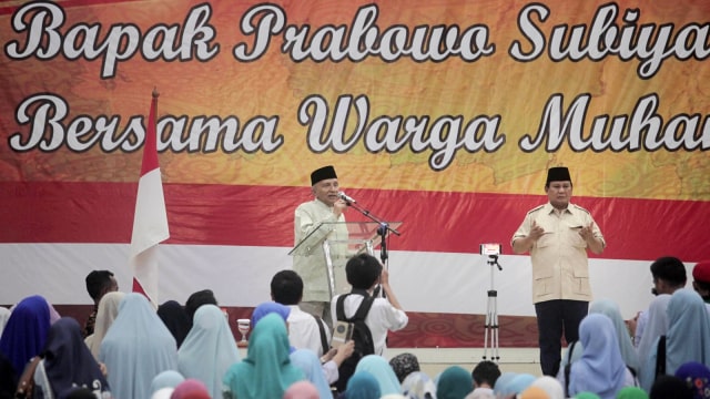 Prabowo Subianto (kanan) berdoa bersama dengan mantan Ketua Umum PP Muhammadiyah Amien Rais (kiri) di Sleman, DI Yogyakarta, Rabu (28/11/2018). (Foto: ANTARA FOTO/Andreas Fitri Atmoko)